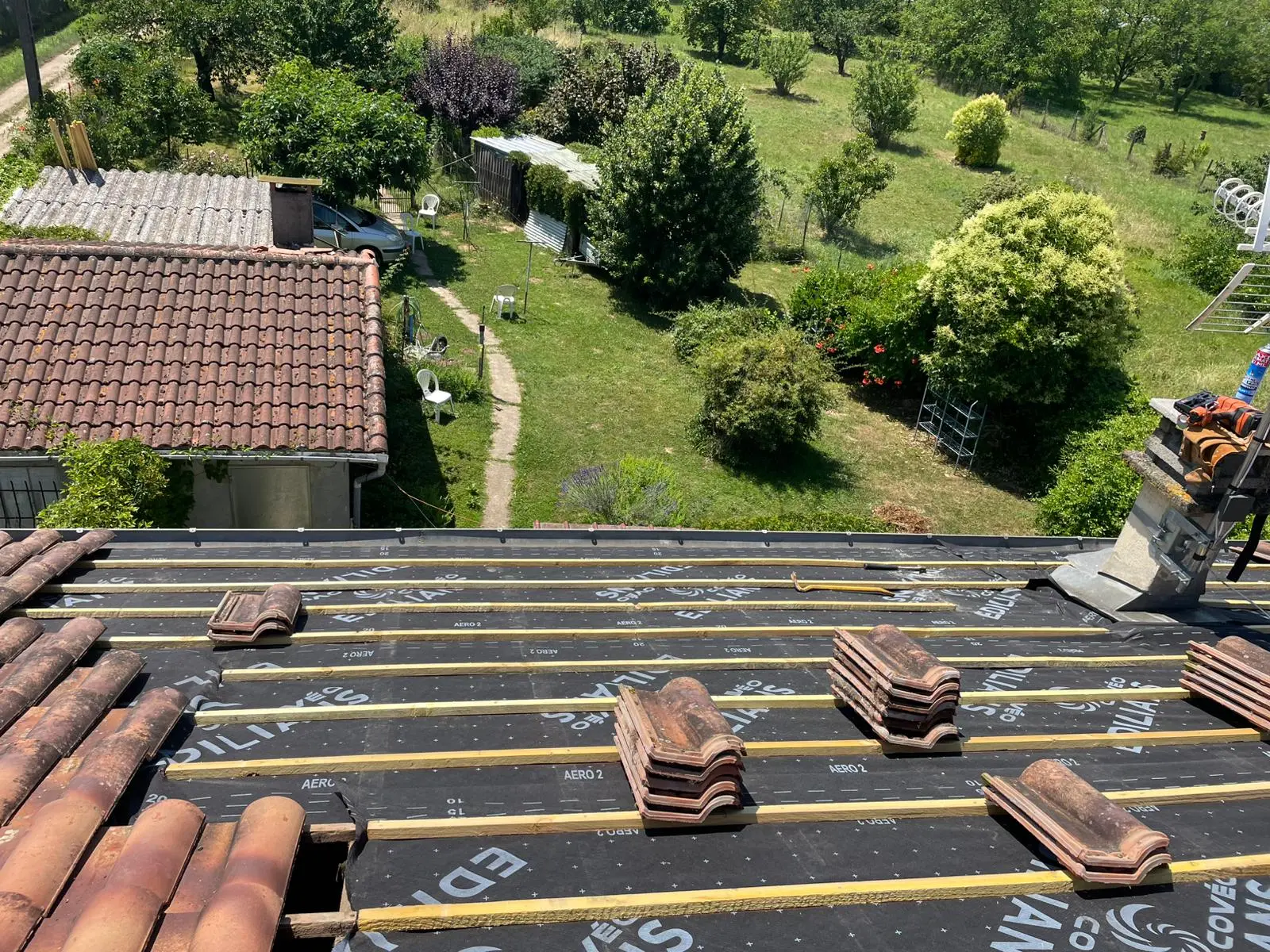 Réfection d’une toiture avec écran sous-toiture et liteaux